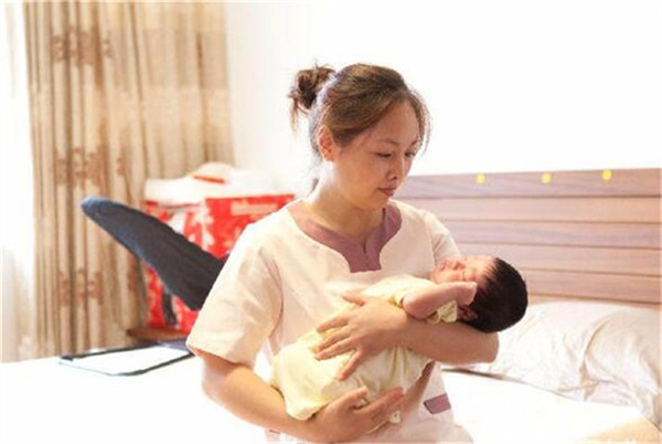 桂林家政月嫂们，宝宝晚上睡觉要不要开小夜灯？(图1)